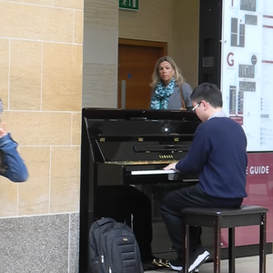 在厨房拨开内裤进入毛片
